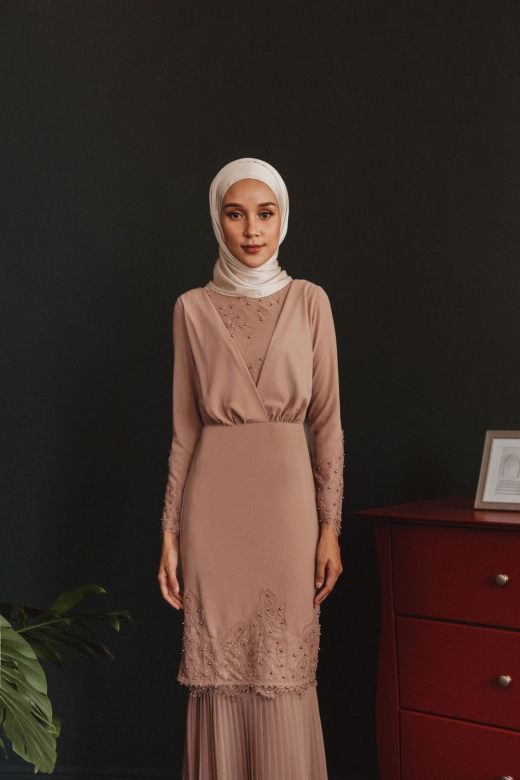 Edith Drapes Kurung - Velvet nude Edith Drapes Kurung - Velvet nude