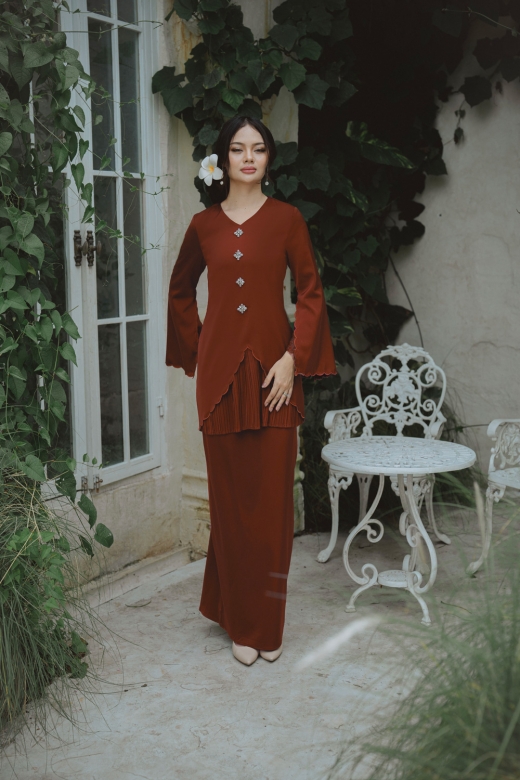 Leandra  - Rusty Brick Leandra  - Rusty Brick